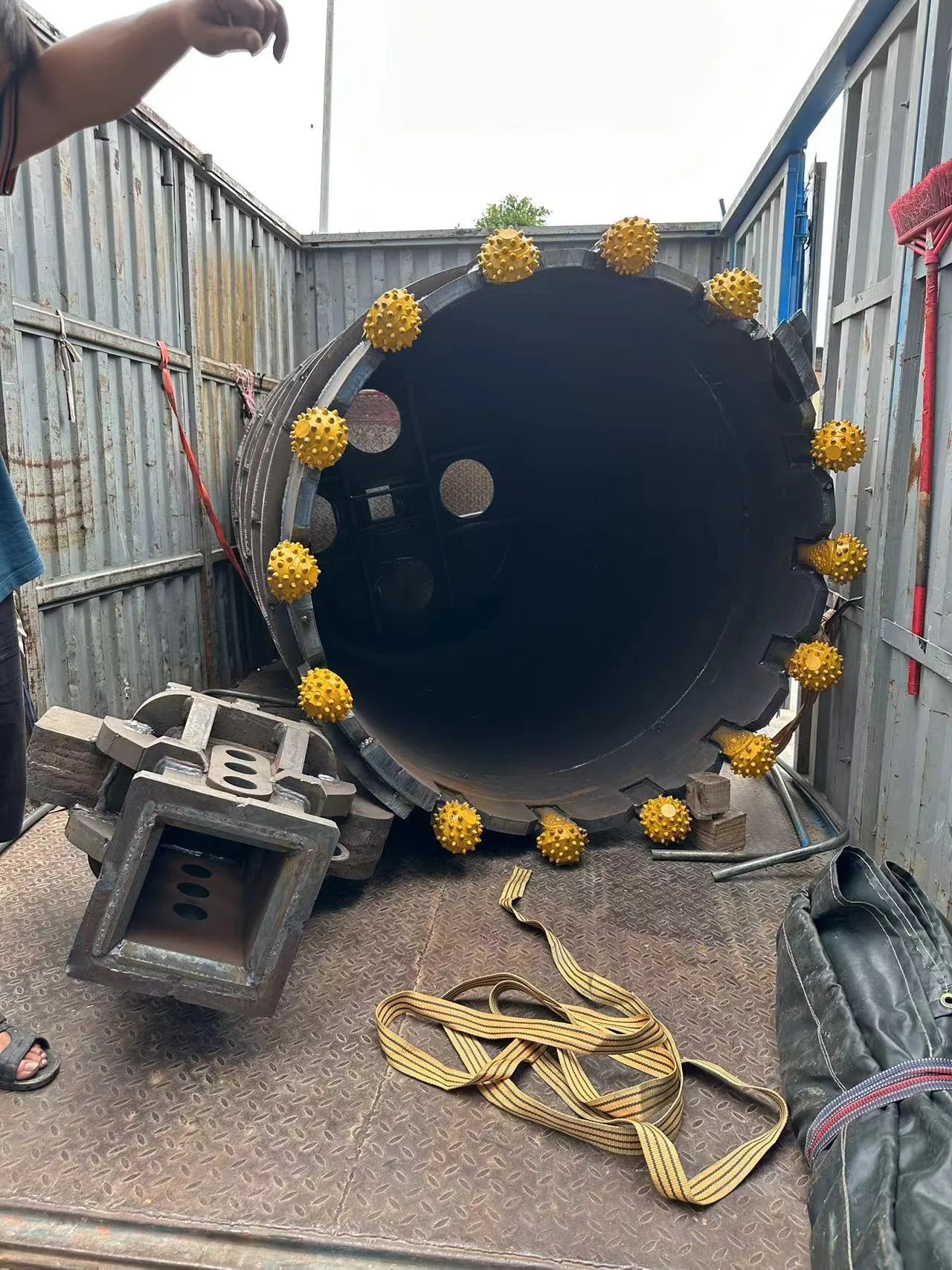Ống khoan lấy lõi lắp chóp xoay 1600 mm của đơn hàng tiếp theo và dụng cụ đi kèm trên xe