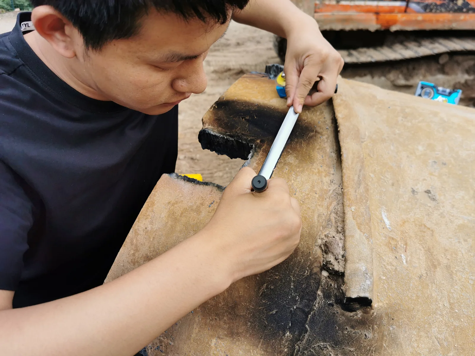 Kỹ thuật viên dùng thước thẳng để đánh dấu một cửa lắp