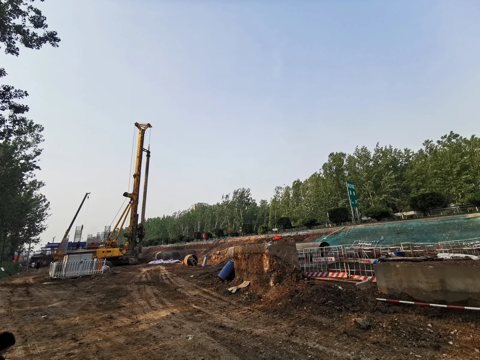 Máy khoan và các ống khoan tại công trường Zaozhuang