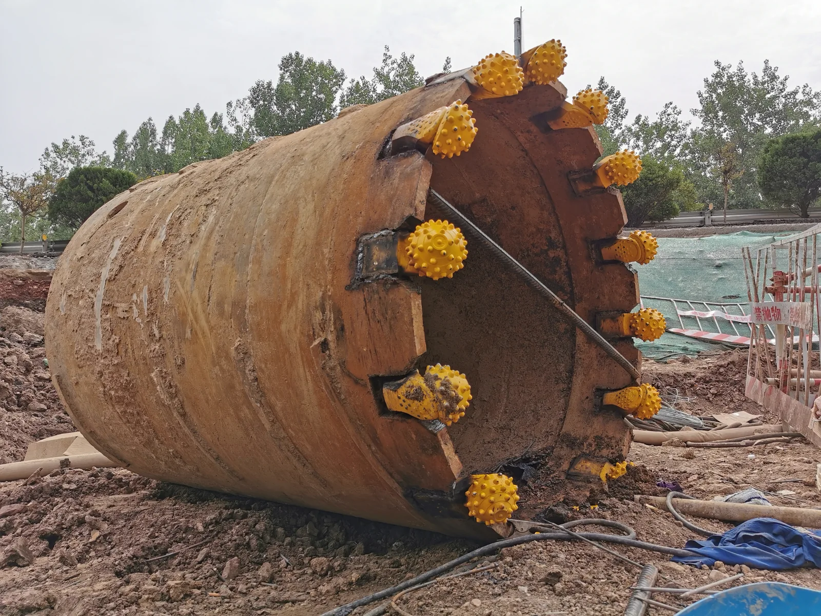 Các chóp xoay MH-3 lắp quanh đầu cắt của ống khoan hiện có