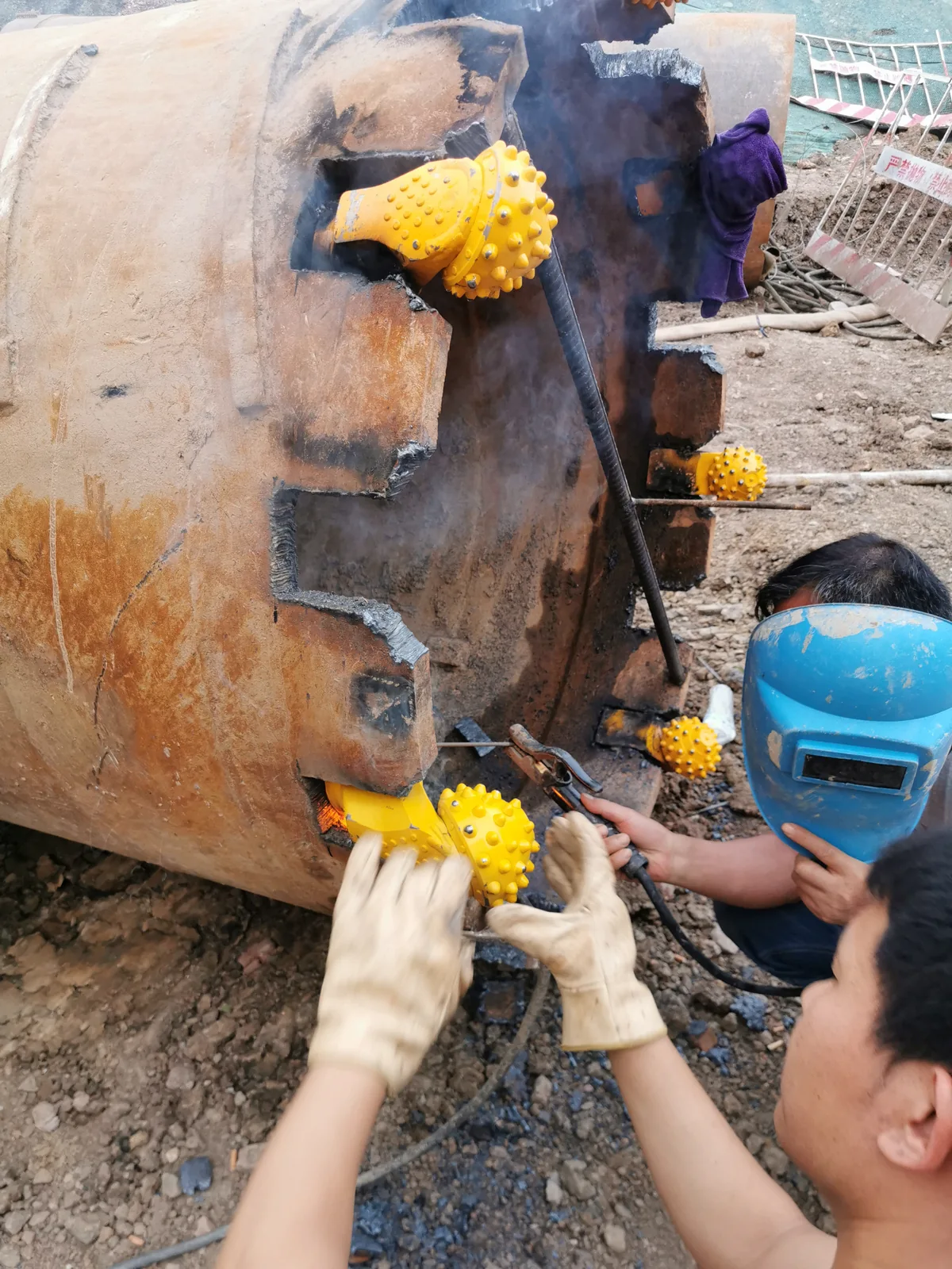 Những người đang định vị chóp xoay màu vàng trong khi cố định tại cửa lắp