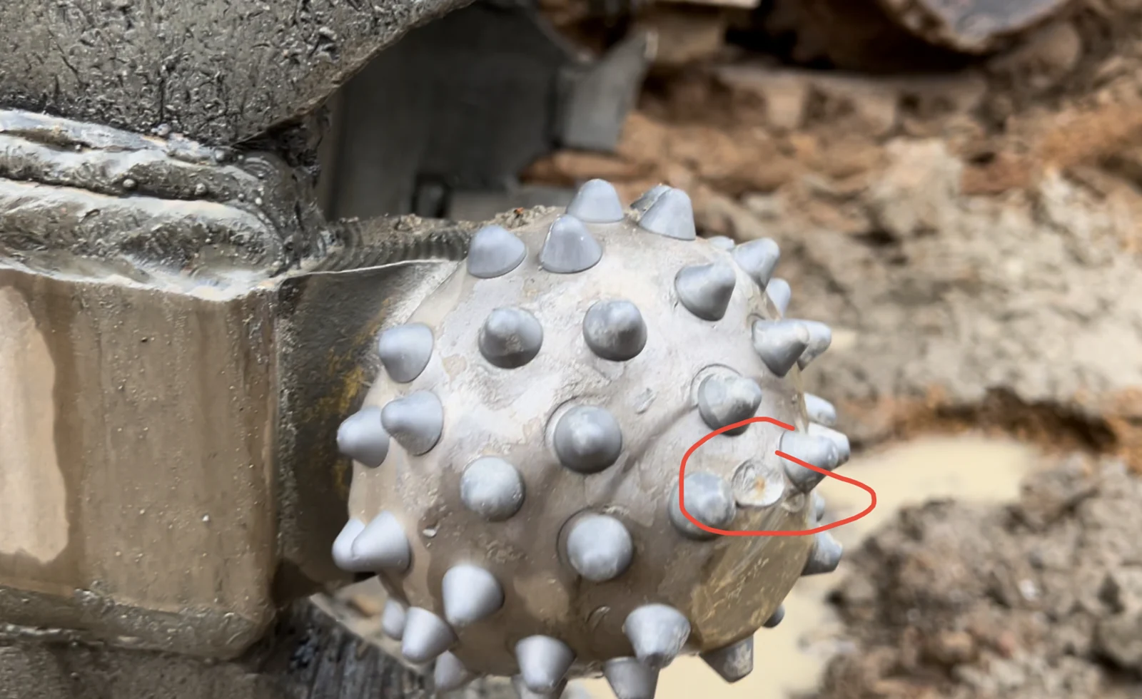 Marked close-up of a fractured carbide insert in the Zengcheng field record