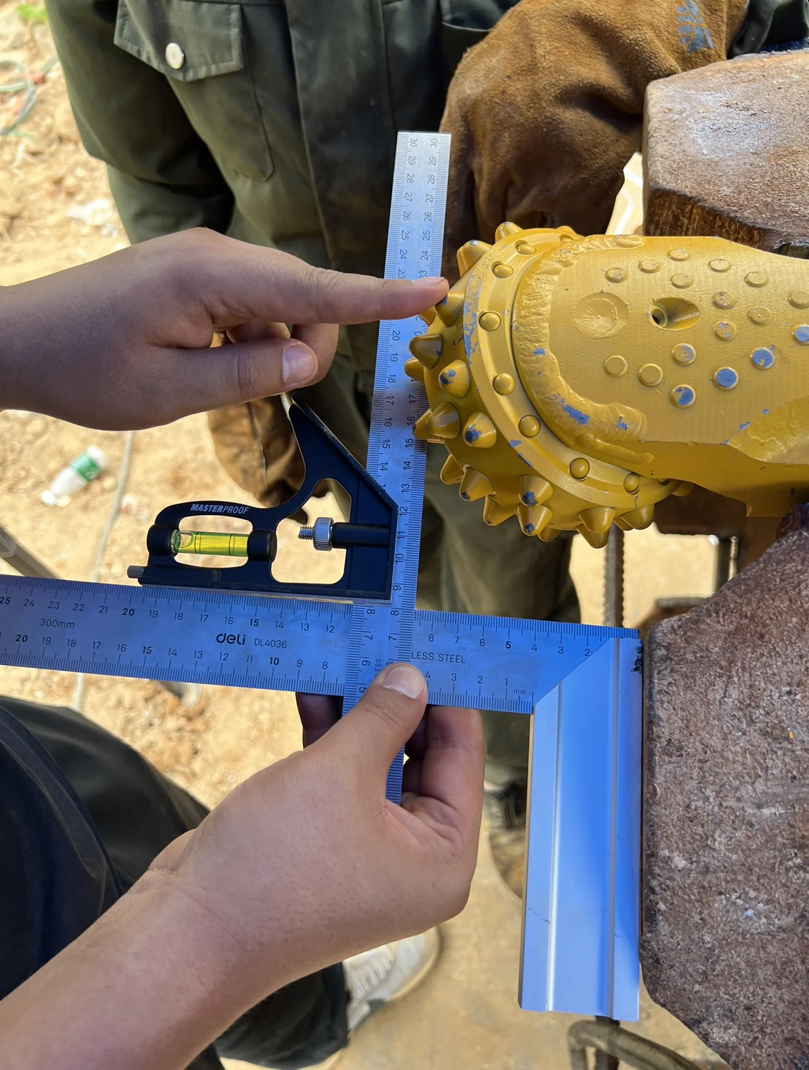 Example of a roller-bit position check with rulers visible